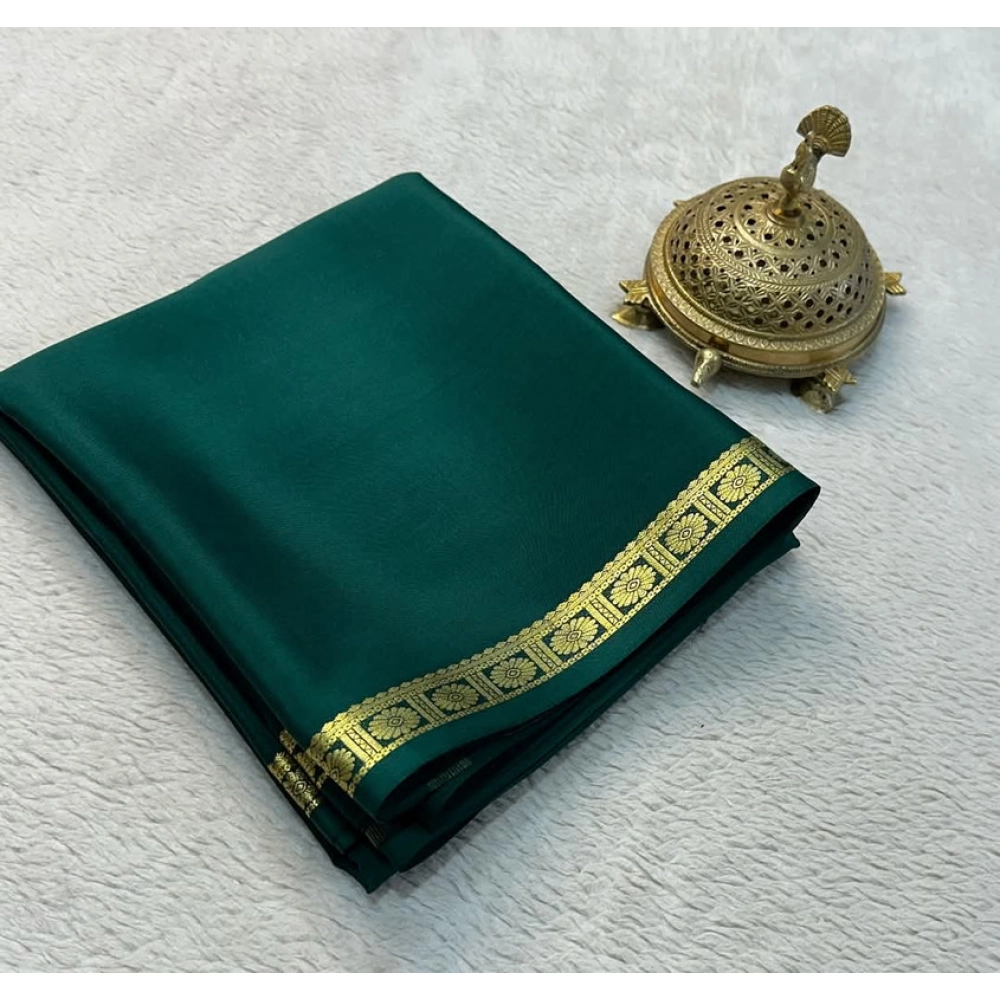 BSB98-SANW1046-Main-1000x1000-1.webp Women's Crepe Chit Pallu Solid Saree With Unstitched Blouse 5.5Mtr (Green) - Image 1