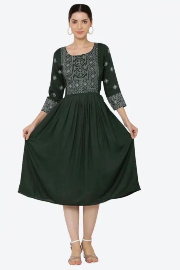 Women's Casual Rayon 3-4th Sleeves Kurti (Green)