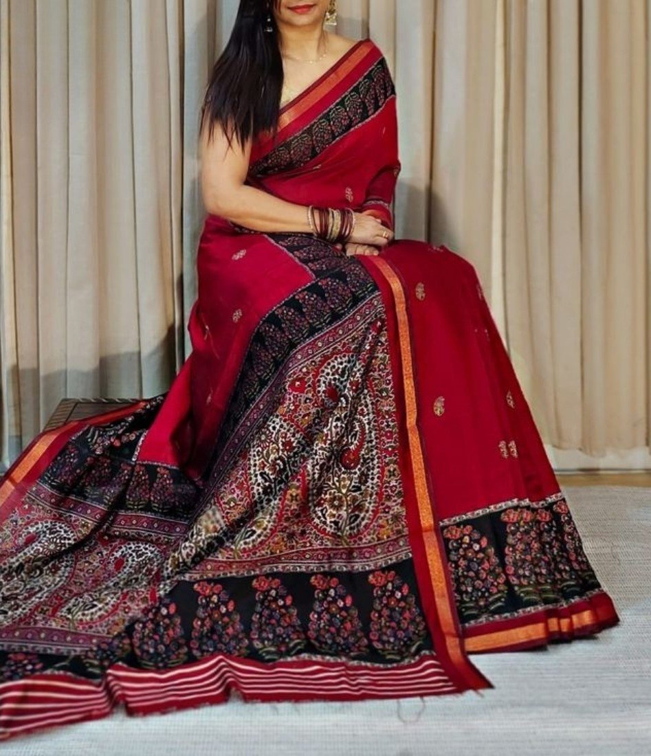 Bg Remover 8 - BSB253SAVYYYC590_M_RedNavy_Main Women's Linen Kalamkari Printed Saree With Unstitched Blouse - 5.5 Mtr (Red-Navy Blue) - Image 1